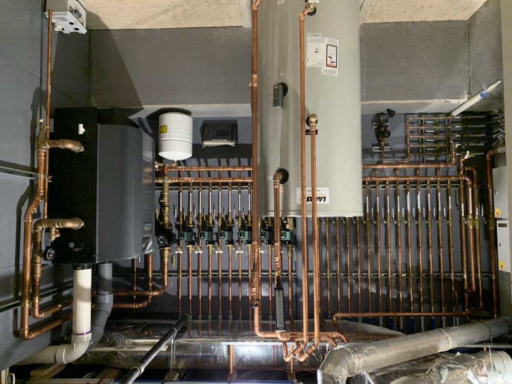 Heating manifold and copper piping installation